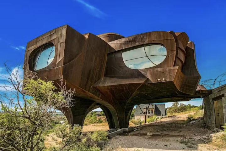 <p>The Steel House (Texas, Estados Unidos): O escultor Robert Bruno passou 30 anos construindo esta casa futurista de aço apoiada sobre quatro pilares. A estrutura, que lembra uma nave espacial enferrujada, permaneceu inacabada após sua morte.</p>
