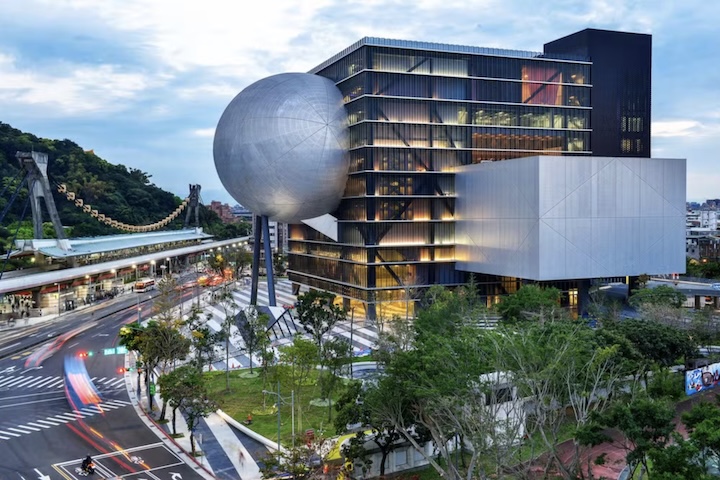 <p>Taipei Performing Arts Centre (Taipei, Taiwan): O complexo reúne três teatros ligados a um cubo central de vidro que concentra os palcos posteriores e áreas técnicas. Destaque para a grande esfera que parece colidir com a fachada.</p>

