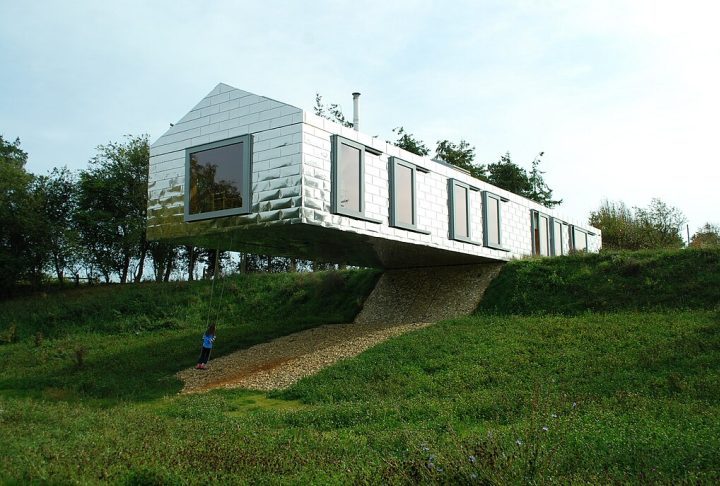 <p>Balancing Barn (Halesworth, Inglaterra): O objetivo deste prédio em forma de gangorra é incentivar o público a repensar sua relação com a natureza e a interagir de novas maneiras com a arquitetura contemporânea.</p>
