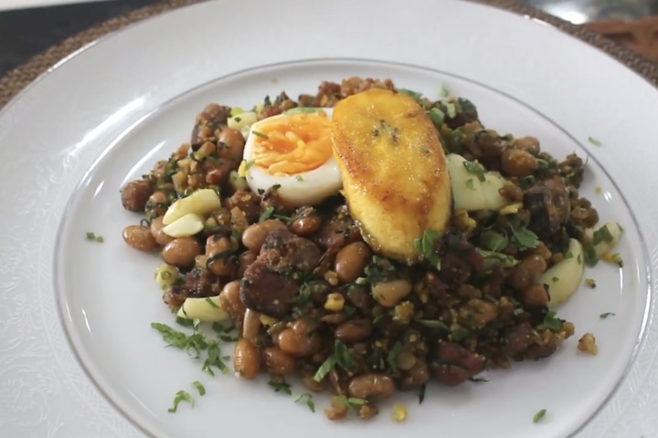 <p>Criado para atender às necessidades das longas jornadas, o prato combinava feijão, farinha de mandioca e carnes conservadas. Com o tempo, novos ingredientes como ovos e cebola foram adicionados.</p>
