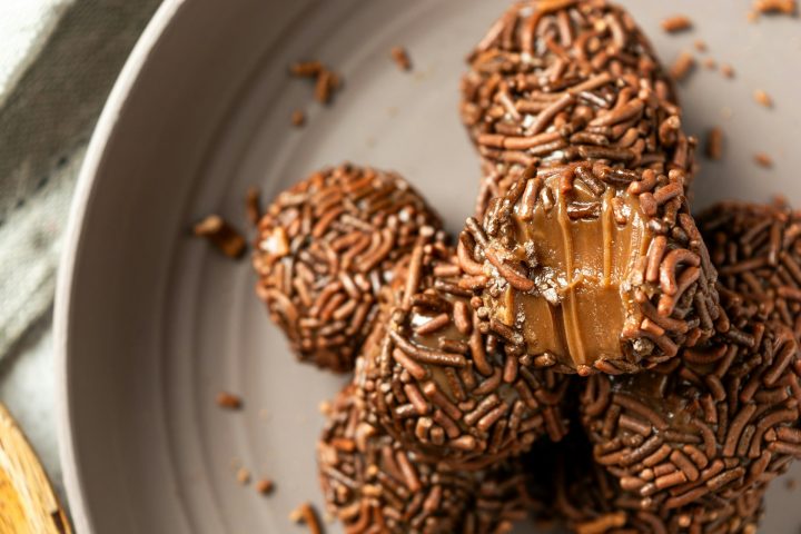 <p>Durante sua campanha, seus apoiadores passaram a vender um doce feito de leite condensado, chocolate e manteiga para arrecadar fundos, que era chamado de “doce do brigadeiro”.</p>
