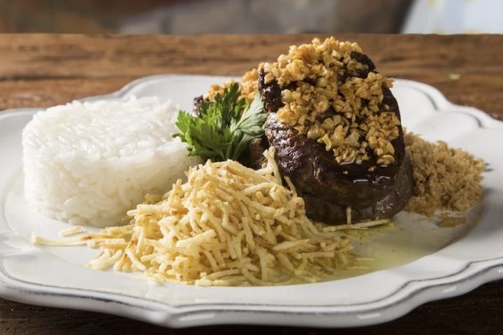 <p>Filé Oswaldo Aranha: Prato tradicional da culinária carioca, recebeu esse nome em homenagem ao diplomata gaúcho Oswaldo Aranha, frequentador do Restaurante Cosmopolita, no Rio de Janeiro, nas décadas de 1930 e 1940.</p><?php if (strpos(site('ds_site_link'), '/apostas') === false): ?>
    </div>

    <div class=