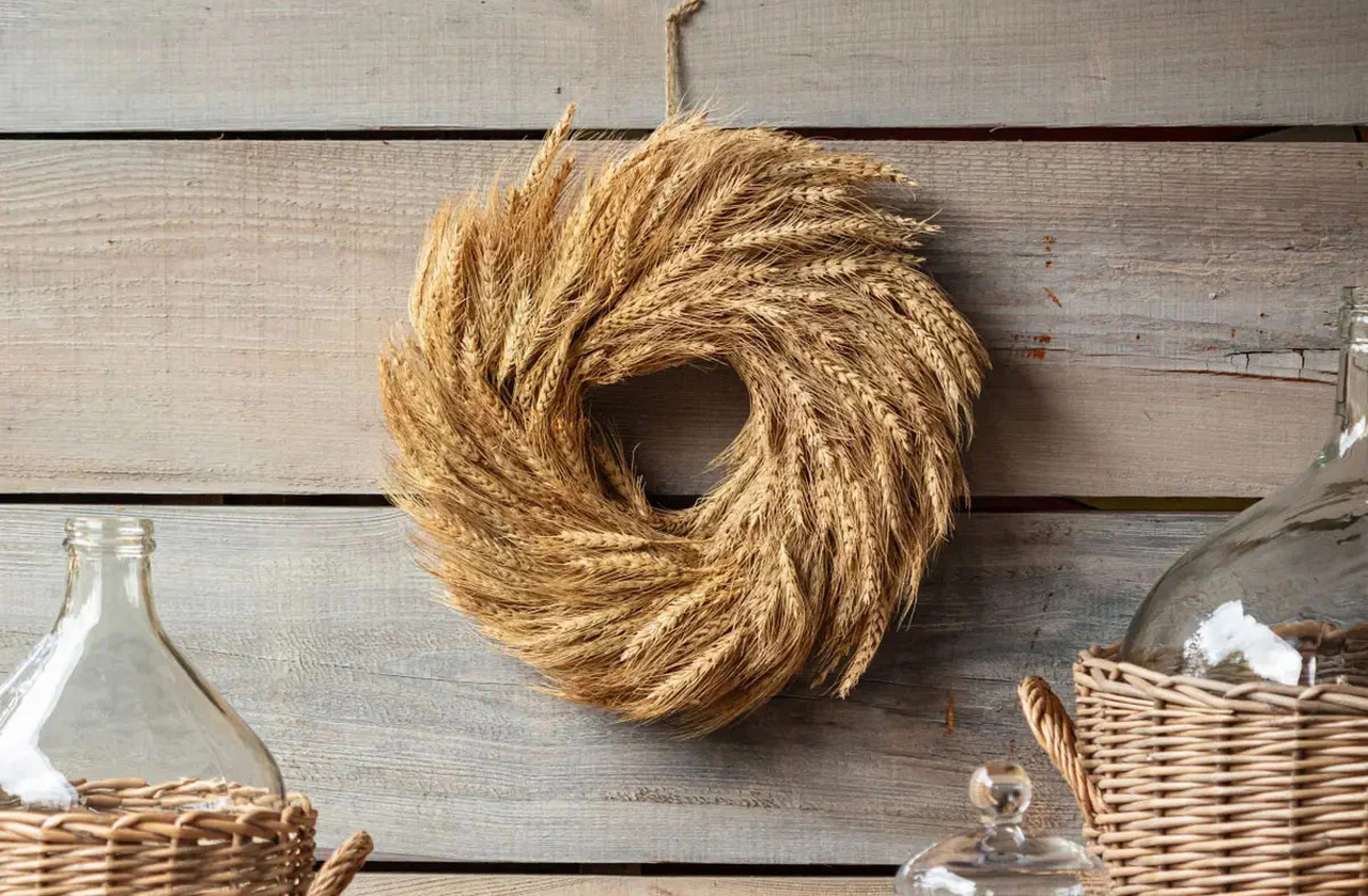 <p>Durante a Idade Média, guirlandas continuaram presentes em festas religiosas e populares. Eram usadas em procissões, celebrações sazonais e como ornamentos em castelos. Também surgiram guirlandas de trigo e frutos, ligadas à colheita e à gratidão.</p>
