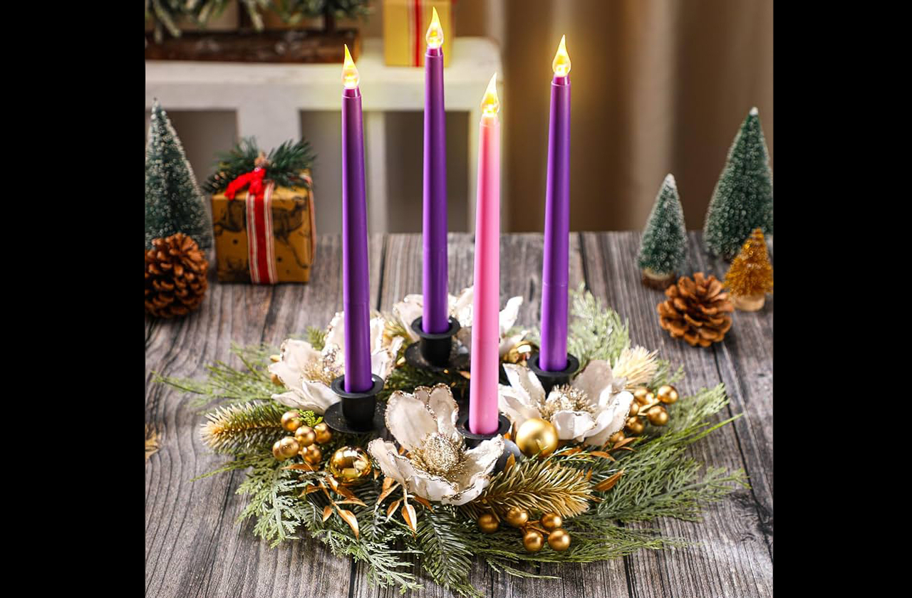 <p>A guirlanda de Advento surgiu na Alemanha no século 19, composta por ramos verdes e quatro velas. Cada vela, aliás, simboliza uma semana de preparação para o Natal, trazendo mensagens de esperança. O círculo verde representa a eternidade de Deus e a vida que não se acaba. Tornou-se prática comum em igrejas e lares cristãos.</p><?php if (strpos(site('ds_site_link'), '/apostas') === false): ?>

    </div>

    <div class=