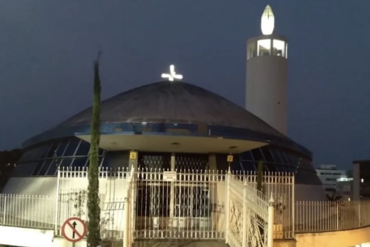 <p>Projetada com simbolismo espiritual — no qual a estrutura circular representa a universalidade e a cúpula remete ao céu —, a igreja celebrou em 2025 os 60 anos de sua primeira missa.</p><?php if (strpos(site('ds_site_link'), '/apostas') === false): ?>
    </div>

    <div class=