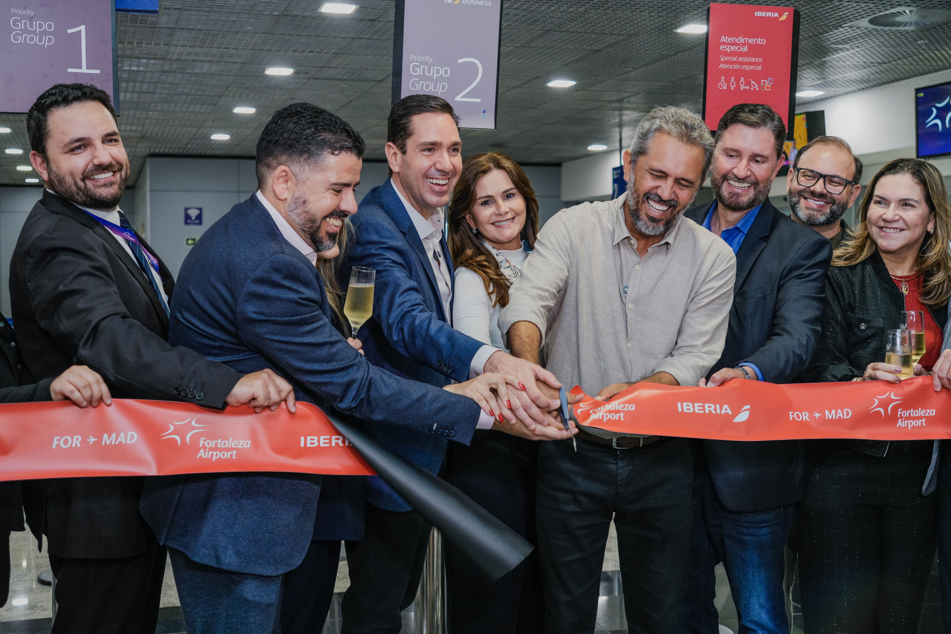 ￼CERIMÔNIA do corte da faixa do novo voo Fortaleza-Madri pela Iberia (Foto: FERNANDA BARROS)
