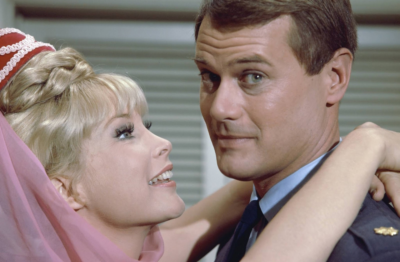 <p>A série “Jeannie é um Gênio”, lançada originalmente nos Estados Unidos em setembro de 1965 pela rede NBC, arrebatou gerações com seu gênero fantasia e comédia. Hoje, o clássico pode ser visto em streaming, no catálogo da Sony no Prime Video, mantendo viva sua magia e curiosidades que marcaram época.</p>
