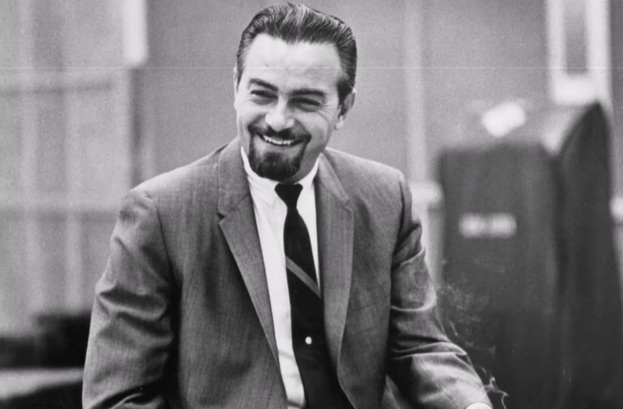 <p>A trilha sonora inicial foi substituída pela versão que conhecemos, composta por Hugo Montenegr e que se tornou inseparável da identidade da série. Um ritmo bem marcante com uma combinação que mistura elementos de jazz e influências de músicas de lounge.</p>
