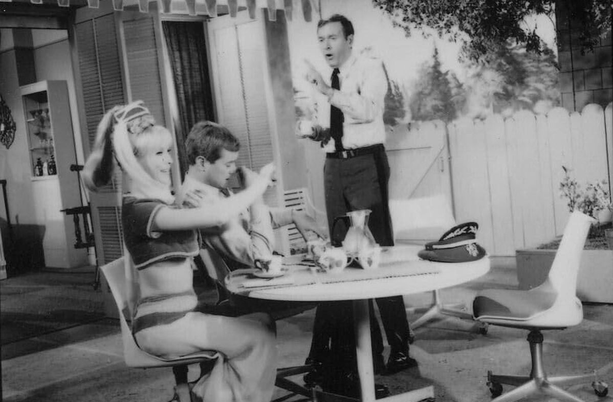 <p>A temporada de estreia foi exibida em preto e branco, afinal, a NBC não acreditava que a série iria vingar. Contudo, o resultado foi um grande sucesso e logo veio a migração para o colorido, o que ampliou o encanto visual da série e destacou ainda mais os cenários mágicos. Assim, é comum achar a primeira temporada colorizada.</p><?php if (strpos(site('ds_site_link'), '/apostas') === false): ?>
    </div>
    <div class=