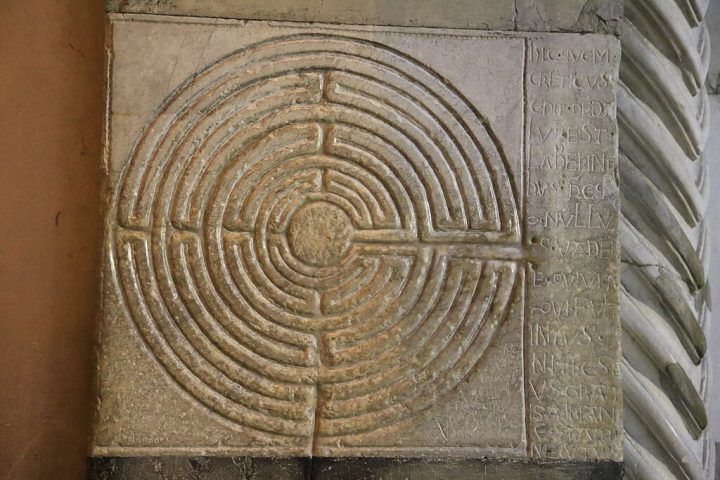 <p>Registros arqueológicos indicam que símbolos de labirintos também aparecem em gravuras rupestres pré-históricas, mosaicos romanos, culturas nórdicas, indígenas americanas e tradições asiáticas.</p>
