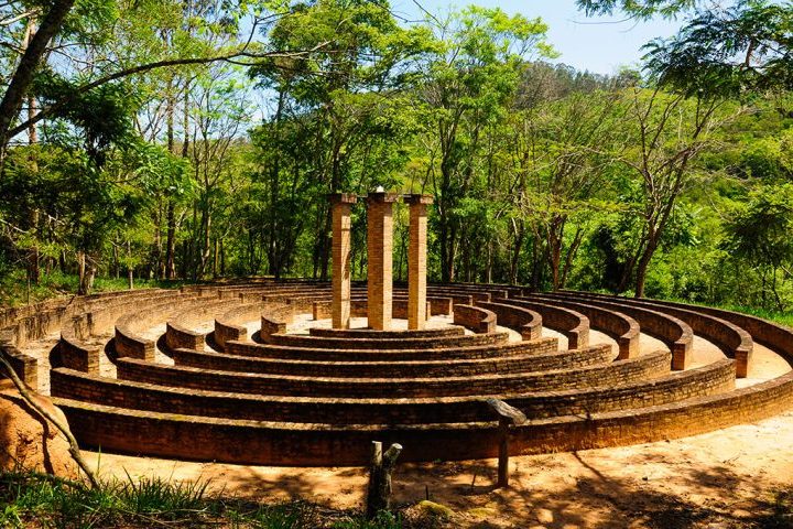 <p>Em muitas culturas antigas, o desenho circular espelha o útero, simbolizando o nascimento e o renascimento espiritual.</p>
