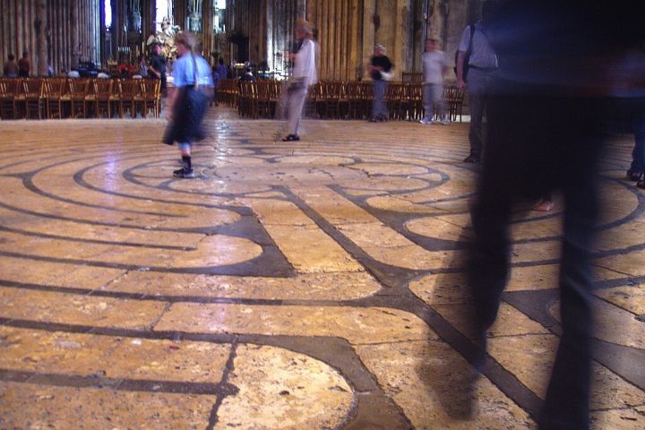 <p>Na Idade Média, labirintos eram desenhados no piso de catedrais, como a de Chartres, na França, e funcionavam como uma peregrinação simbólica para fiéis que não podiam viajar a lugares sagrados.</p>
