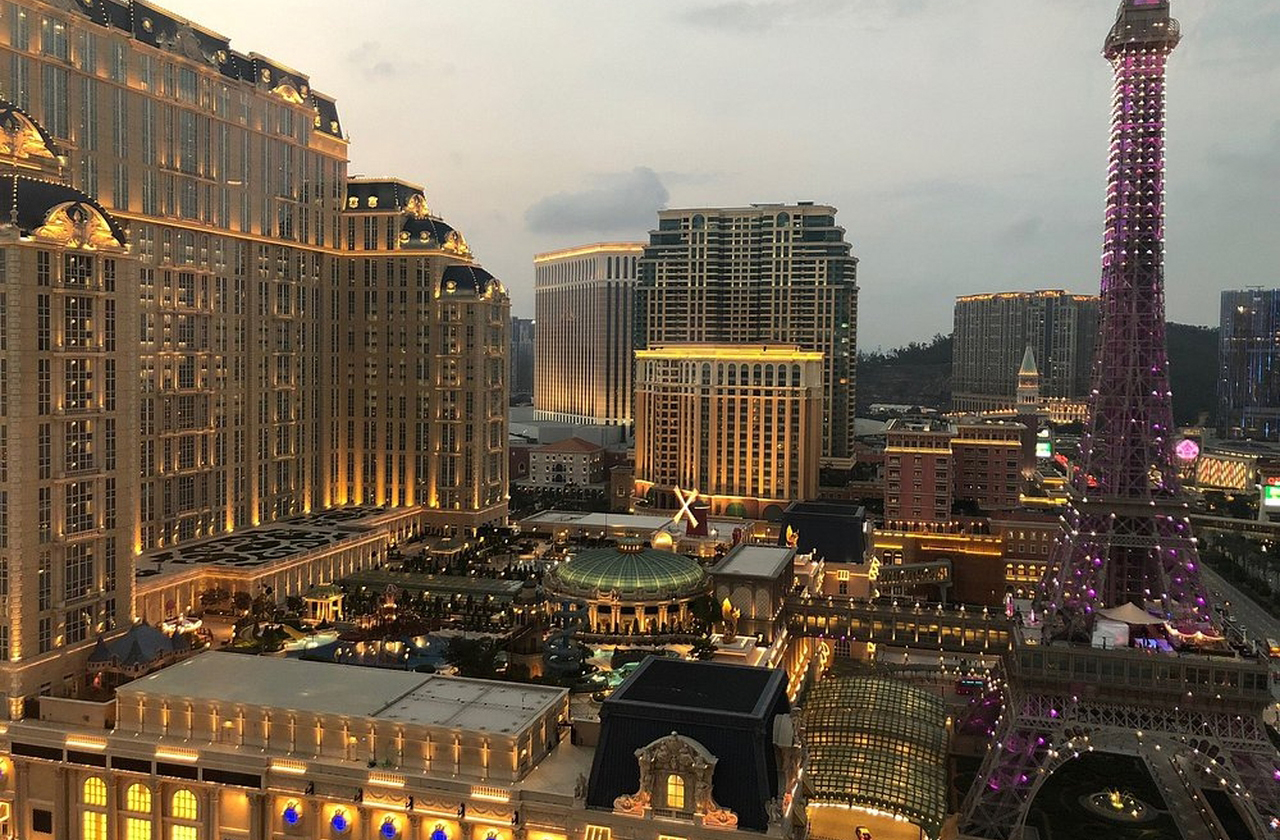 <p>Macau é hoje um dos maiores polos de entretenimento do mundo. Graças à sua posição estratégica na Ásia, atrai milhões de turistas em busca de luxo e emoção. O crescimento acelerado dos cassinos transformou a cidade numa potência econômica regional. Assim, rivaliza diretamente com Las Vegas, mas com características culturais próprias.</p>
