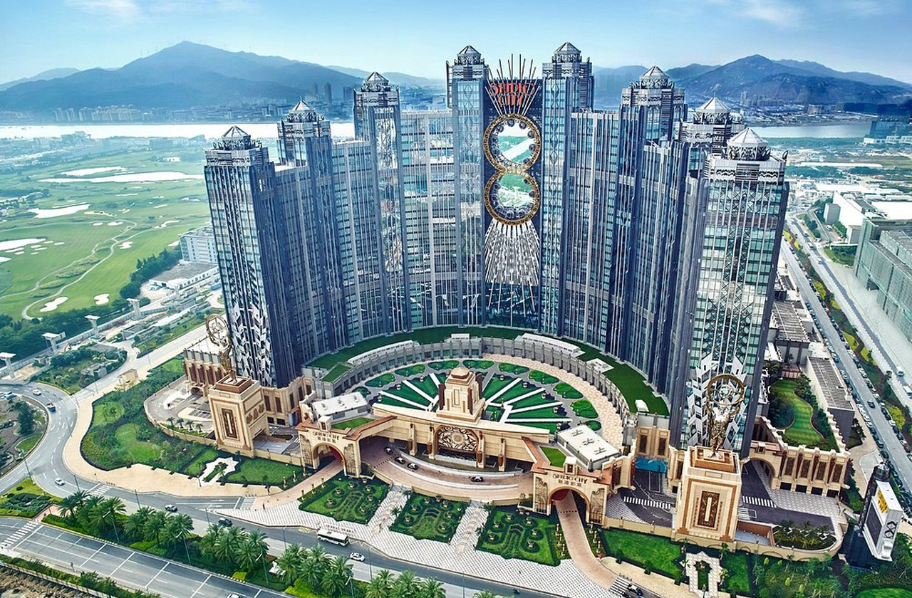 <p>Com a devolução à China em 1999, novas oportunidades surgiram. O governo abriu o mercado para operadores internacionais, o que ampliou a competição. Tal decisão trouxe investimentos bilionários e resorts luxuosos, e Macau entrou definitivamente no cenário global de jogos.</p><?php if (strpos(site('ds_site_link'), '/apostas') === false): ?>
    </div>
    <div class=