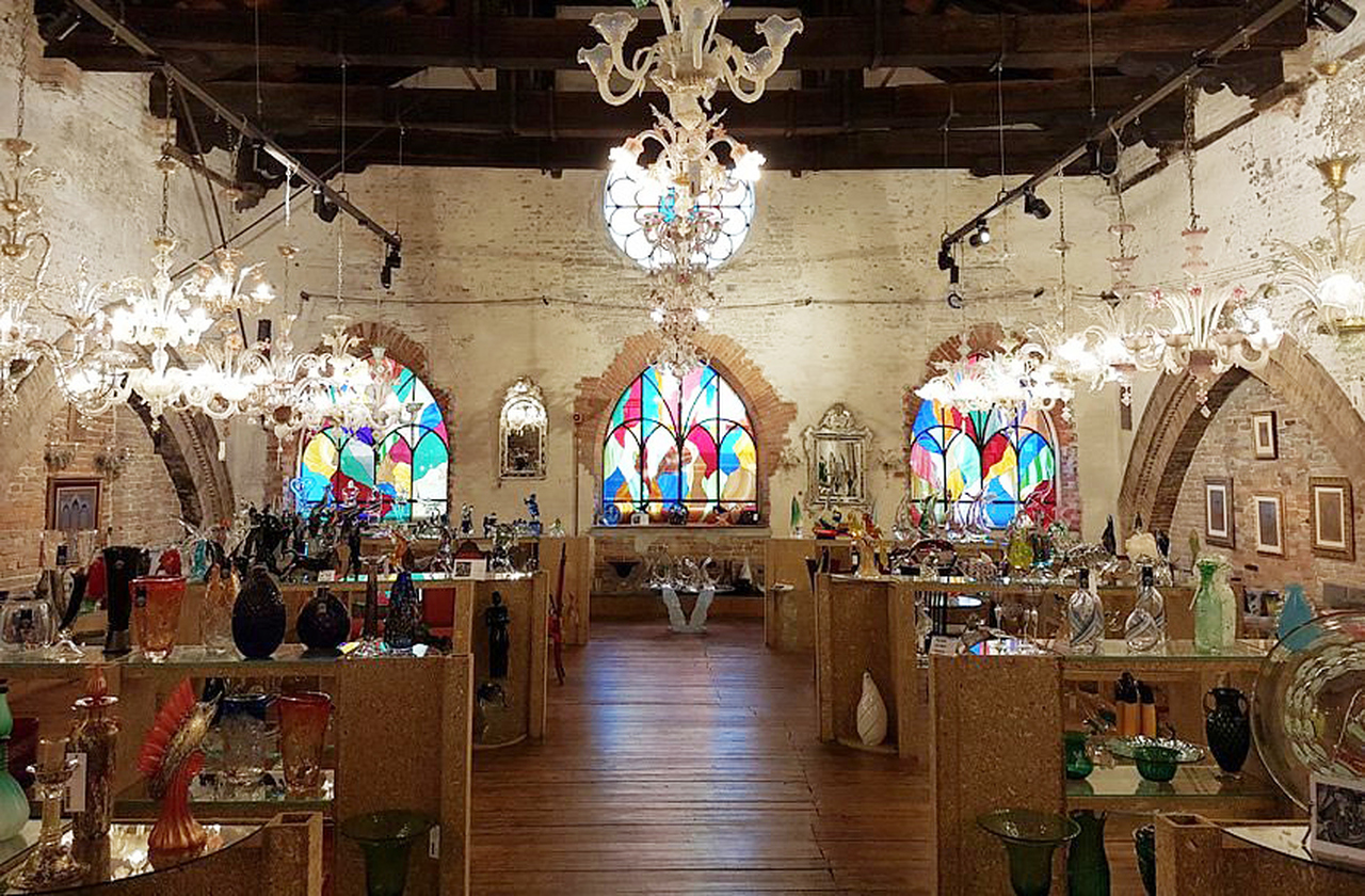 <p>Encantadora, Murano continua a atrair o mundo com sua arte do vidro. A tradição, mantida em segredo e transmitida de mestre a aprendiz, resiste ao tempo. Mais do que isso, seu rejuvenescimento é garantido pelo turismo e o design contemporâneo. Assim, a ilha permanece como farol cultural e artístico da humanidade.</p>
