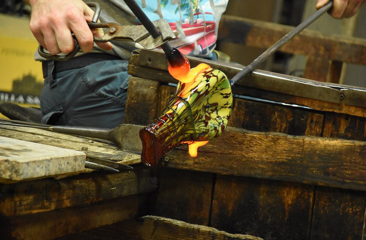 <p>O fascínio pelo brilho, aliadas às cores e a delicadeza das etapas de produção, move o turismo e influencia o design contemporâneo. No século 13, a República de Veneza transferiu oficinas de vidro para Murano, temendo incêndios. Isso favoreceu o desenvolvimento de técnicas exclusivas e consolidou a ilha como centro mundial da arte do vidro.</p></div>

<!-- INTERBANNER 5 [RETANGULO(BR)] - DESKTOP - [INTERNAS] -->
<div class=