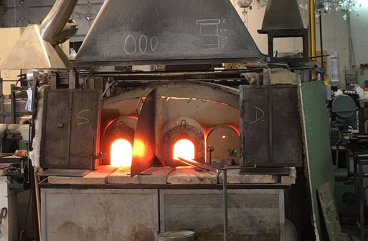 <p>Os fornos de Murano são o coração da produção, atingindo temperaturas altíssimas para moldar o vidro. O controle do fogo, portanto, é arte e ciência a determinar a qualidade da peça. Mestres ajustam cada detalhe para obter cores e formas desejadas em meio ao ambiente que simboliza a paixão pela tradição.</p><?php if (strpos(site('ds_site_link'), '/apostas') === false): ?>

    </div>

    <div class=