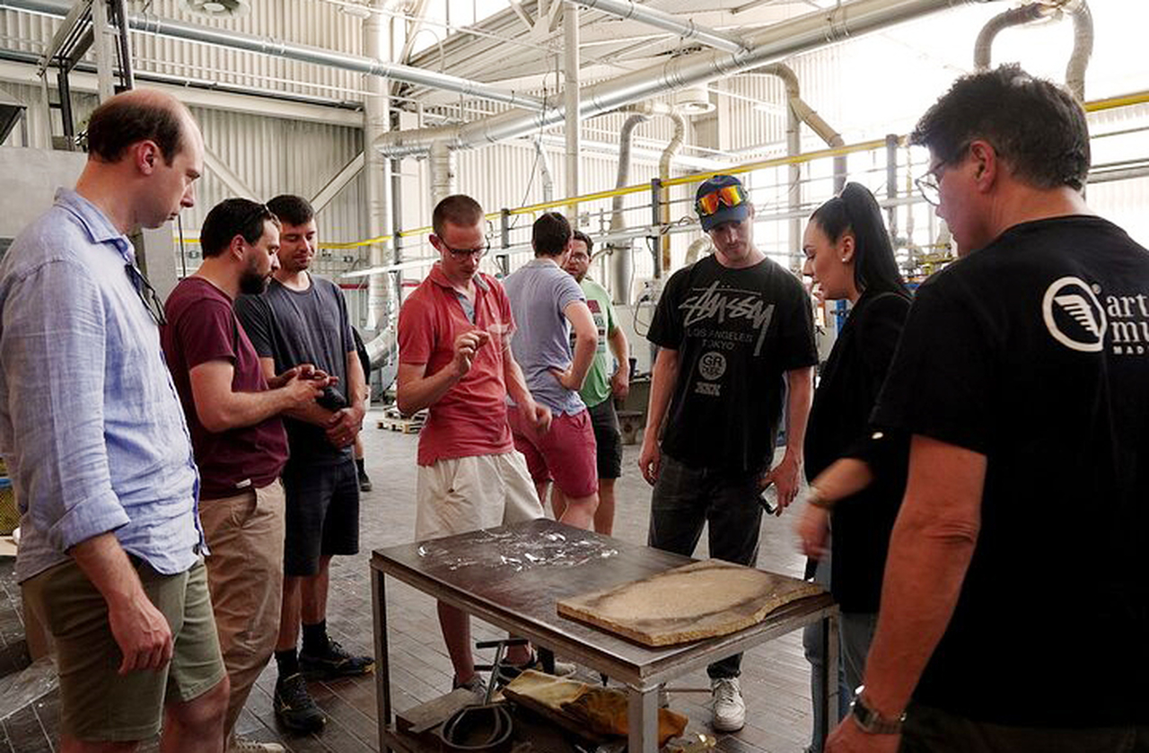 <p>A ilha recebe milhares de visitantes atraídos por suas oficinas e lojas. Assim, o turismo cultural gira em torno da experiência de ver mestres trabalhando ao vivo, proporcionando ao visitante uma experiência como testemunha da tradição. Murano, assim, une patrimônio histórico e economia criativa.</p><?php if (strpos(site('ds_site_link'), '/apostas') === false): ?>
    </div>
    <div class=