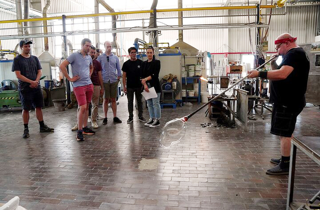 <p>Assistir ao sopro do vidro é espetáculo que mistura técnica e magia: o público observa o material incandescente ganhar forma diante dos olhos. Essa performance reforça o valor da peça adquirida pelo turista, que leva consigo não apenas um objeto, mas uma memória cultural.</p><?php if (strpos(site('ds_site_link'), '/apostas') === false): ?>

    </div>

    <div class=