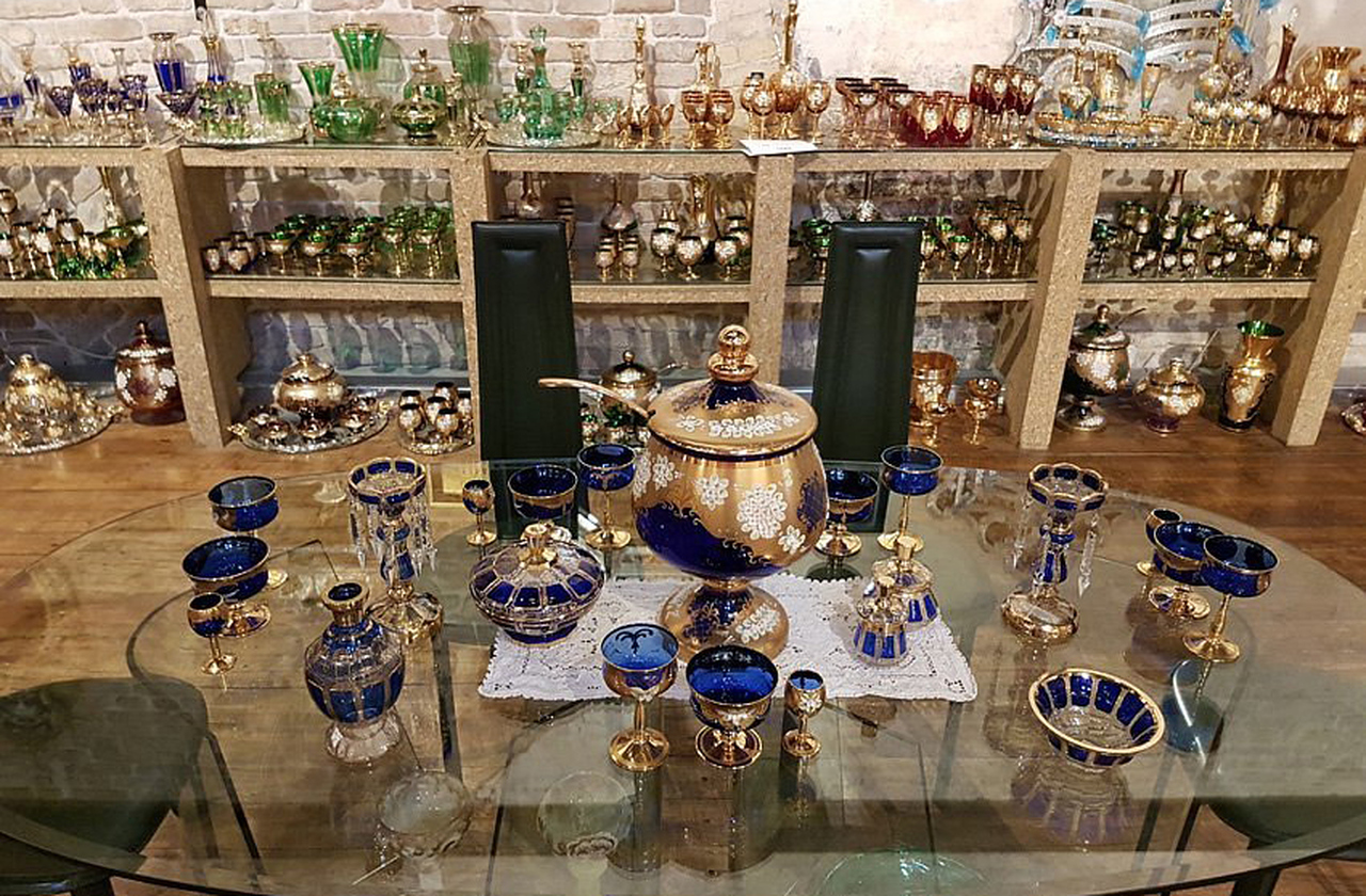 <p>O vidro artístico sustenta a economia de Murano, gerando empregos e exportações. Oficinas familiares coexistem com marcas renomadas que vendem globalmente, corroborando para que o comércio fortaleça a identidade da ilha. O equilíbrio entre arte e mercado, aliás, é essencial para sua sobrevivência.</p>
