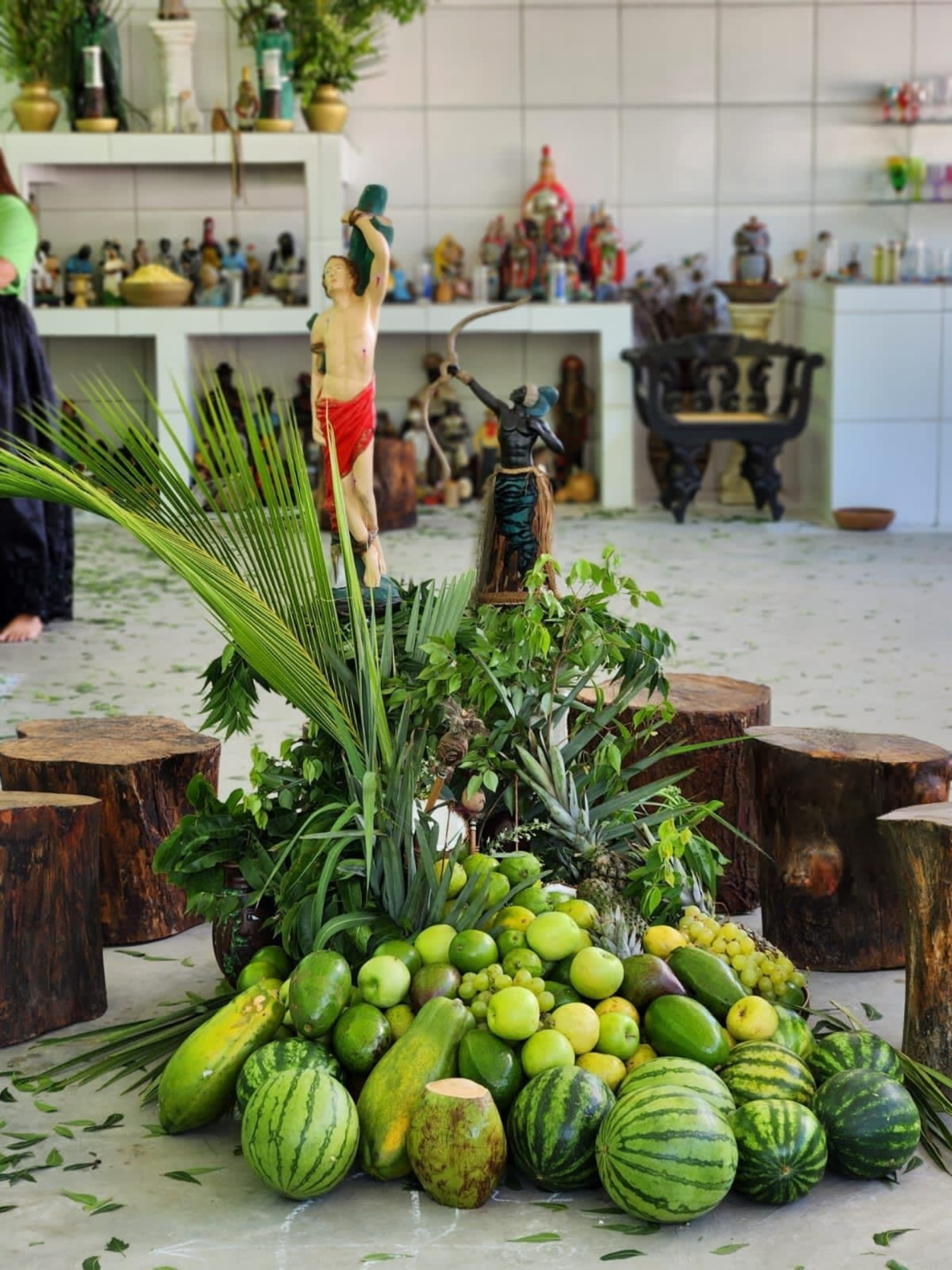 O sincretismo do orix&aacute; com o santo cat&oacute;lico &eacute; baseado em caracter&iacute;sticas comuns como a figura de guerreiros, uso de flechas e a prote&ccedil;&atilde;o contra a fome e peste