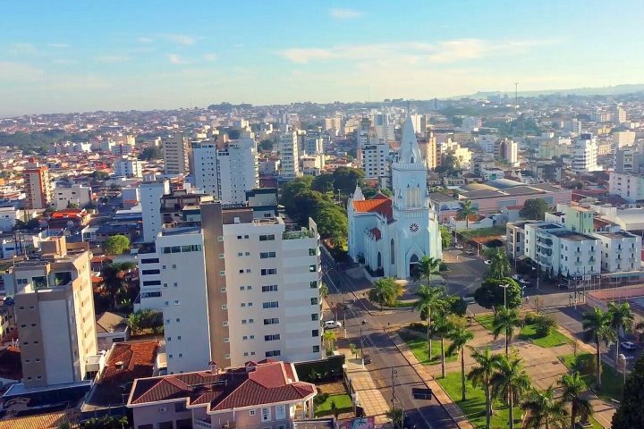 <p>Ainda assim, ela manteve vínculos afetivos com a cidade mineira ao longo da adolescência, quando visitava familiares e frequentava locais como o Parque Mocambo, a Pracinha da Lagoa e o Clube Caiçaras.</p><?php if (strpos(site('ds_site_link'), '/apostas') === false): ?>
    </div>
    <div class=