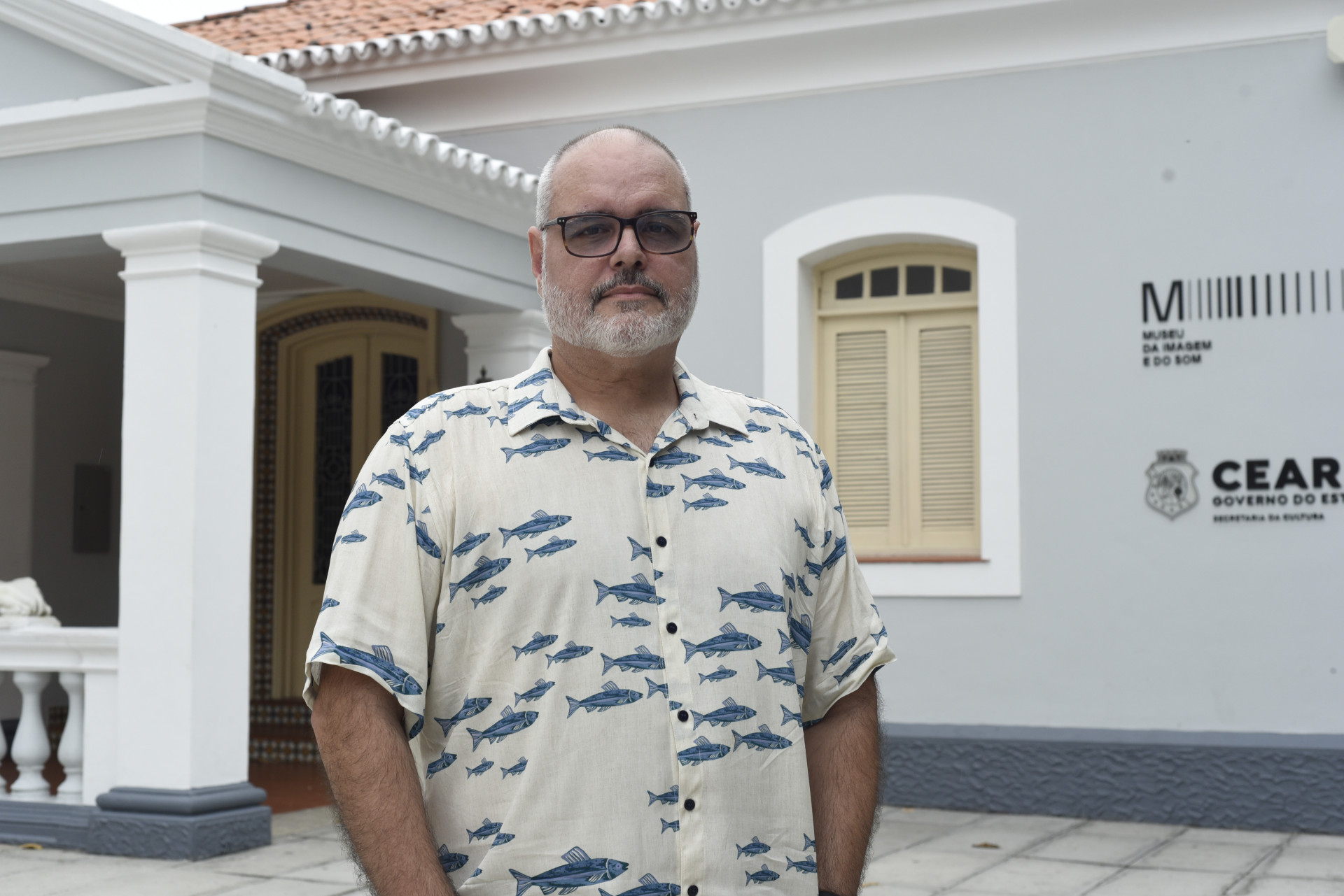 Professor Adriano Oliveira est&aacute; &agrave; frente Ypyku&eacute;ra: Povos Origin&aacute;rios e Megafauna (Foto: Nayana Melo/Especial para O Povo)