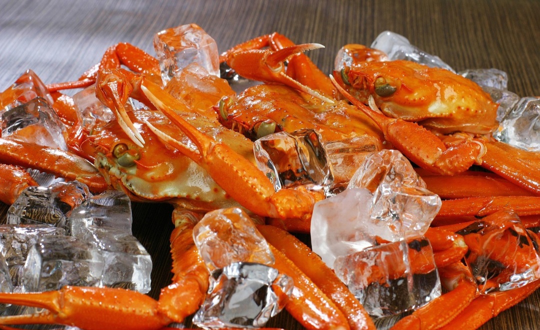 <p>É importante estar ciente da possibilidade de alergias a frutos do mar, assim como evitar o consumo em excesso. No modo de preparo, também o uso de ingredientes com alto teor de gordura ou sal podem influenciar.</p>
