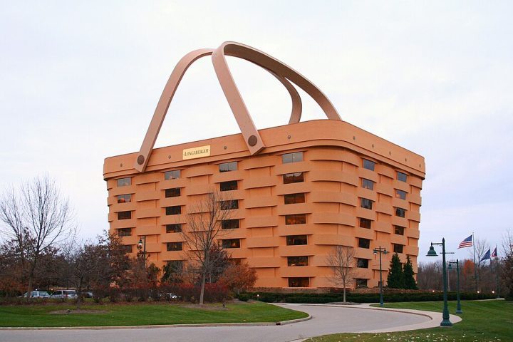 <p>The Basket Building (Ohio, Estados Unidos): O antigo prédio-sede da Longaberger Company foi construído com o intuito de imitar um de seus produtos mais famosos: a cesta Medium Market Basket. A estrutura acabou se tornando um ícone da marca.</p>
