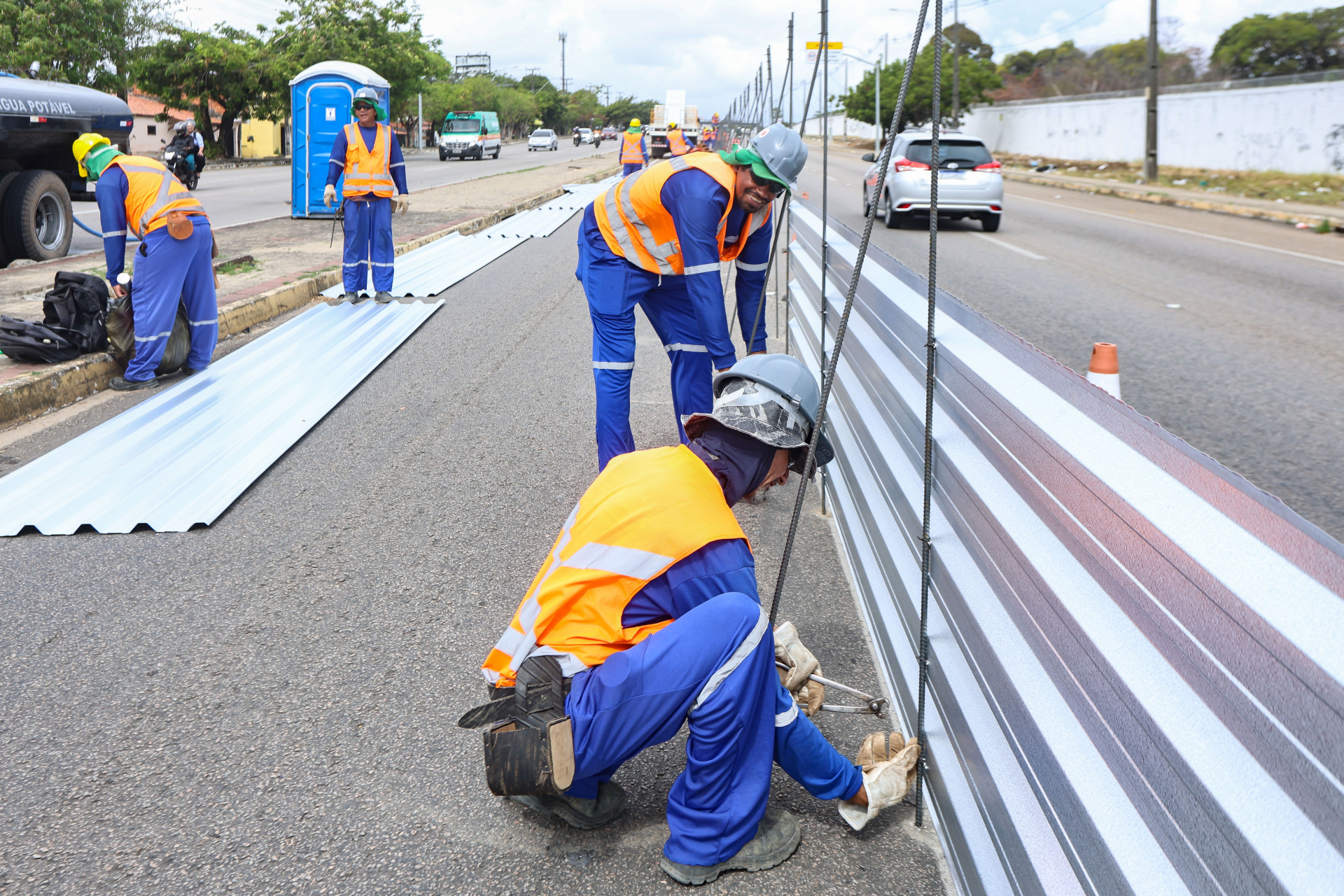 FORTALEZA, CEARÁ,  BRASIL- 19.01.2026:Trânsito Para avançar nas obras da nova linha VLT Aeroporto–Castelão, em Fortaleza, a Secretaria da Infraestrutura do Ceará (Seinfra) iniciou uma interdição provisória em dois trechos da Avenida Carlos Jereissati. O bloqueio abrange aproximadamente 2,4 quilômetros. (Daniel Galber/Especial para O POVO)