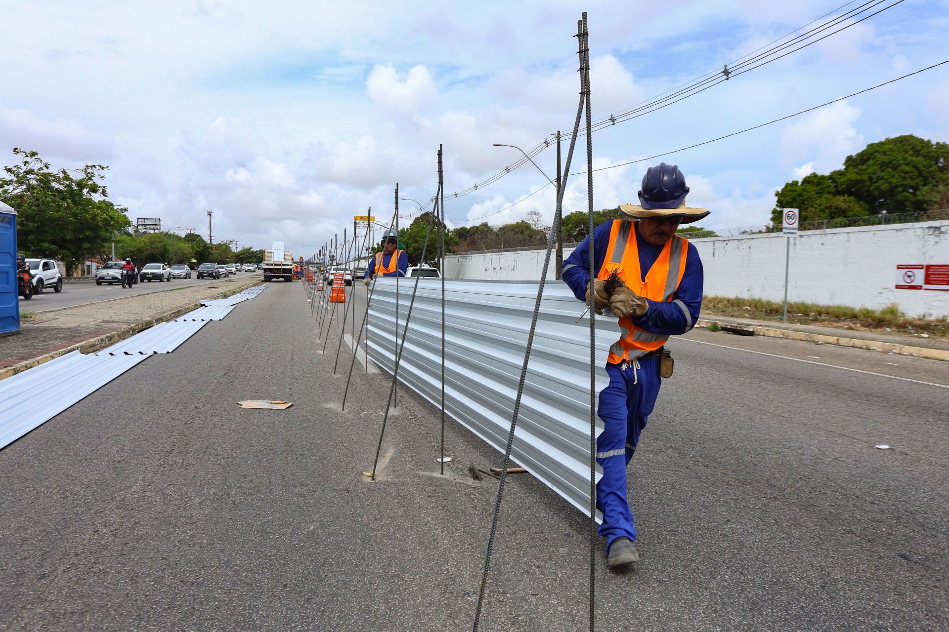 FORTALEZA, CEARÁ,  BRASIL- 19.01.2026:Trânsito Para avançar nas obras da nova linha VLT Aeroporto–Castelão, em Fortaleza, a Secretaria da Infraestrutura do Ceará (Seinfra) iniciou uma interdição provisória em dois trechos da Avenida Carlos Jereissati. O bloqueio abrange aproximadamente 2,4 quilômetros. (Daniel Galber/Especial para O POVO)