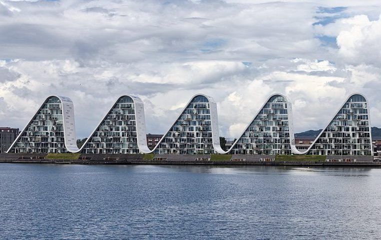 <p>The Wave (Vejle, Dinamarca): Este complexo residencial de cinco torres onduladas foi projetado para refletir as colinas e as ondas do fiorde local. O projeto já ganhou diversos prêmios por sua proposta inovadora de habitação.</p>
