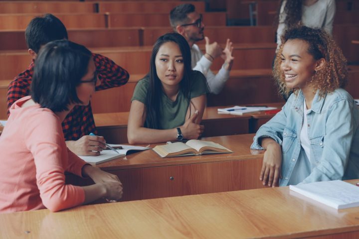 <p>Educadores e linguistas defendam que o contato real com culturas e expressões não verbais é insubstituível.</p>
