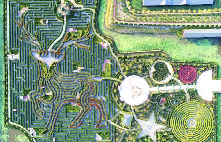 <p>Inaugurado em 2017, o Yancheng Dafeng Dream Maze, na China, é o maior labirinto do mundo, com uma extensão total de quase 10 mil metros e formato de um alce gigante.</p>
