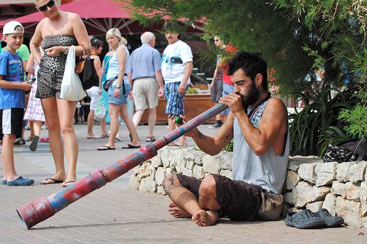 <p>Instrumentos musicais tradicionais de vários países carregam histórias, timbres e técnicas que quase não aparecem no Brasil.</p>
