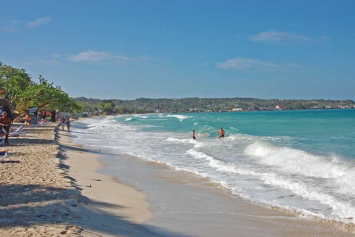 <p>Além de ameaçar modos de vida tradicionais, como a pesca, a prática coloca em risco a sobrevivência das comunidades costeiras.</p>
<p data-start=1480 data-end=1935>
