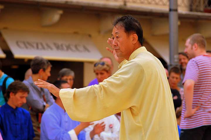 <p>Originário da China antiga, o Tai Chi Chuan é uma arte marcial que combina movimentos lentos, respiração controlada e concentração mental. Mais do que um exercício, é uma filosofia de vida que valoriza a harmonia interior e o controle das energias vitais.</p>
