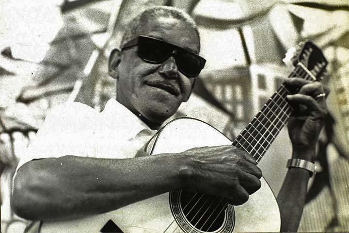 <p>Filho de Sebastião Joaquim de Oliveira e Aída Gomes de Oliveira, ele cresceu em um ambiente simples, mas cercado de música. Seu pai, que era violonista amador, foi o primeiro a lhe ensinar os acordes do instrumento que o acompanharia por toda a vida.</p><?php if (strpos(site('ds_site_link'), '/apostas') === false): ?>
    </div>
    <div class=