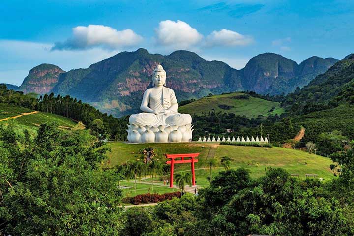<p>Neste município, fica localizado o Mosteiro Zen Morro da Vargem, que apresenta uma monumental estátua de Buda, com mais de 35 metros de altura, a maior do Ocidente. Ela, então, atrai visitantes em busca de meditação, autoconhecimento e turismo religioso.</p></div>

<!-- INTERBANNER 5 [RETANGULO(BR)] - DESKTOP - [INTERNAS] -->
<div class=