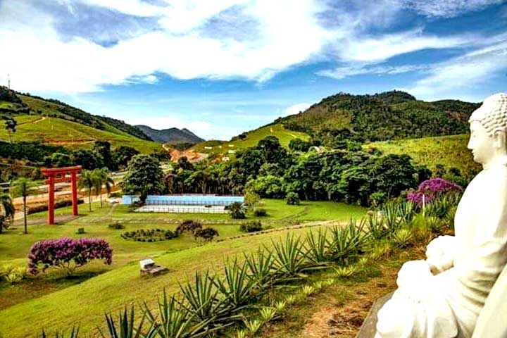 <p>Com práticas meditativas e retiros, o cenário oferece oportunidades para fotografias e momentos de introspecção. O foco maior é ao fim da tarde, quando a paisagem se transforma sob a luz do pôr do sol.</p><?php if (strpos(site('ds_site_link'), '/apostas') === false): ?>
    </div>
    <div class=