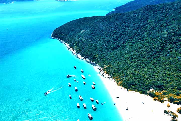 <p>Conhecida como o “Caribe brasileiro”, Arraial do Cabo é um dos destinos mais impressionantes do litoral fluminense. Entre suas inúmeras atrações naturais, a Praia do Farol se destaca como um verdadeiro tesouro.</p><?php if (strpos(site('ds_site_link'), '/apostas') === false): ?>
    </div>

    <div class=