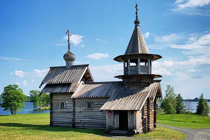 <p>Com a expansão do cristianismo, elas se espalharam pela Europa e, depois, pelo mundo através de missões religiosas. Hoje, podem ser encontradas em escolas, hospitais, aeroportos e locais turísticos. Veja algumas capelas de beleza chamativa.</p><?php if (strpos(site('ds_site_link'), '/apostas') === false): ?>
    </div>

    <div class=