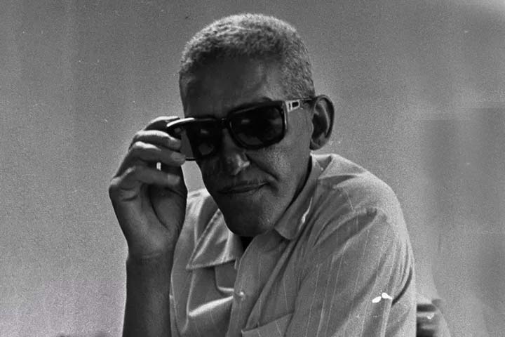 <p>Surpreso ao reconhecer o compositor de clássicos do samba, Sérgio Porto o ajudou a retornar ao meio musical.</p>
