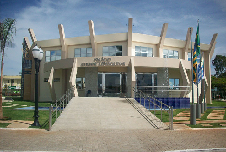 <p>A cidade de Cristalina foi encontrada quando os Bandeirantes estavam à procura de minerais como esmeraldas e ouro.</p>
