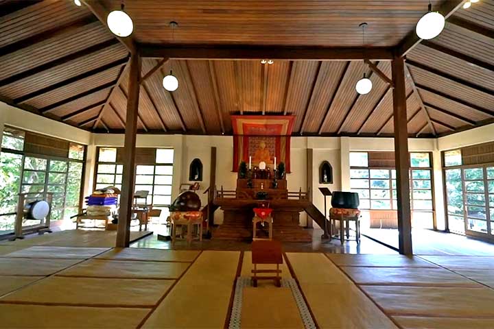 <p>Fundado em 1974 pelo monge Ryotan Tokuda e um grupo de convertidos, o mosteiro, localizado a 350 metros de altitude, tem como trabalhos a formação de monges segundo as tradições orientais.</p><?php if (strpos(site('ds_site_link'), '/apostas') === false): ?>
    </div>

    <div class=