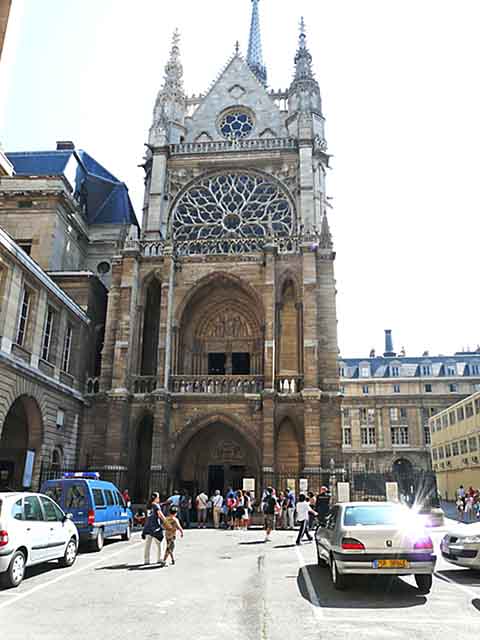 <p>Saint-Chapelle (França) – 1242-1248 – Localizada em Paris, possui vitrais góticos deslumbrantes que criam efeitos incríveis com a luz. Construída no século XIII para abrigar relíquias sagradas. Sua arquitetura refinada encanta visitantes do mundo todo.</p><?php if (strpos(site('ds_site_link'), '/apostas') === false): ?>
  </div>

  <div data-type=
