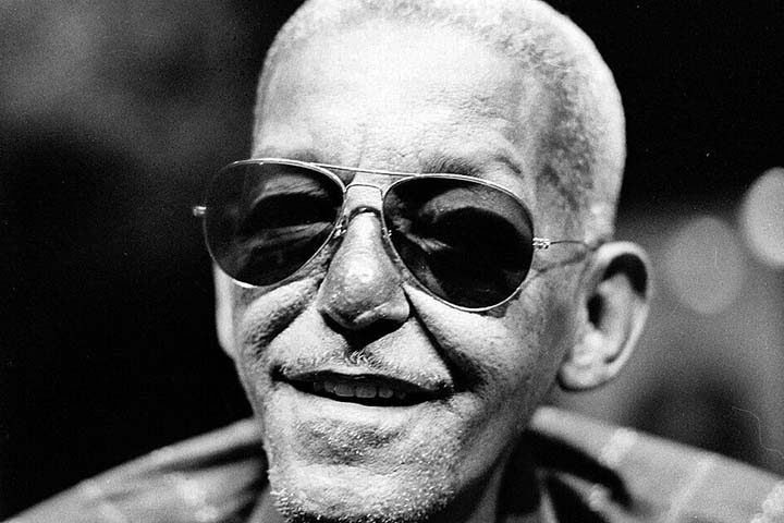 <p>Foi na Mangueira que o futuro sambista mergulhou de vez no universo musical popular. A morte precoce de sua mãe o obrigou a deixar os estudos e trabalhar cedo – foi servente de pedreiro, lavador de carros e até contínuo.</p><?php if (strpos(site('ds_site_link'), '/apostas') === false): ?>
  </div>

  <div data-type=