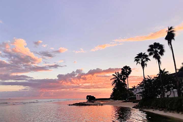 <p>Enquanto isso, moradores e ativistas pedem que visitantes façam escolhas conscientes, priorizando negócios locais e espaços que não excluam a população jamaicana.</p>
