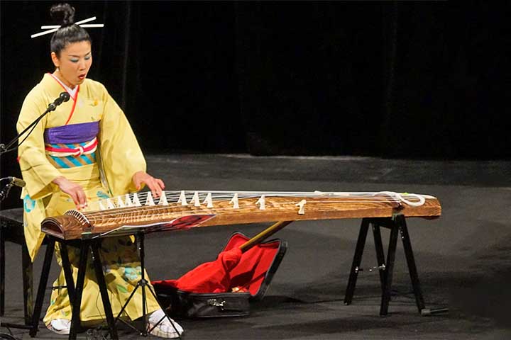 <p>Coto — Japão<br />
Cítara de 13 cordas com corpo longo de madeira, tocada com palhetas nos dedos. Produz sons delicados que remetem a paisagens e poemas japoneses.</p><?php if (strpos(site('ds_site_link'), '/apostas') === false): ?>

    </div>

    <div class=