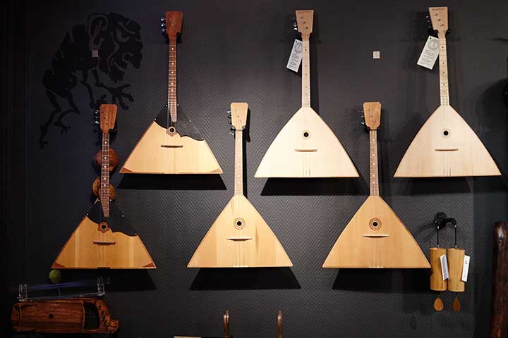 <p>Balalaika — Rússia<br />
De corpo triangular e três cordas, é destaque na música folclórica russa. Seu timbre brilhante acompanha danças rápidas e apresentações tradicionais.</p>
